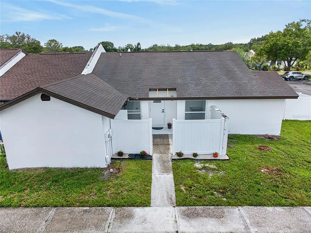 3 bed, 2.0 bath, 1278 sqft, $2,400 — Photo 2
