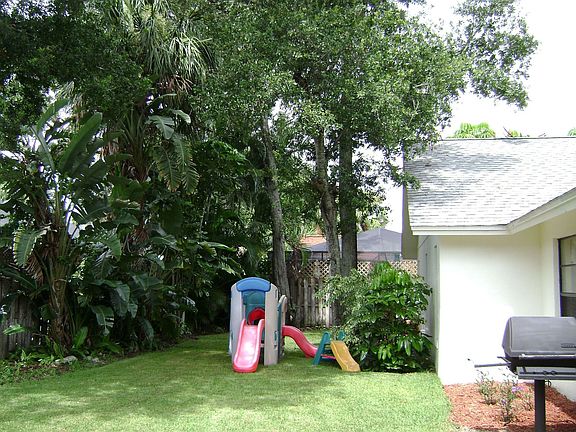 Backyard to the rightside