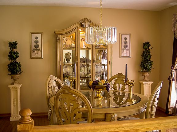 Dining Room (hardwood floor)