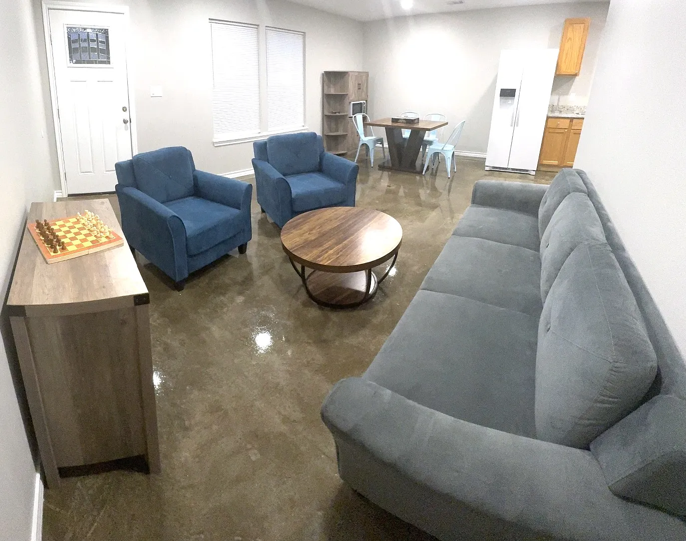 3 bed, 1.5 bath, 2100 sqft, $1,300 — Photo 2