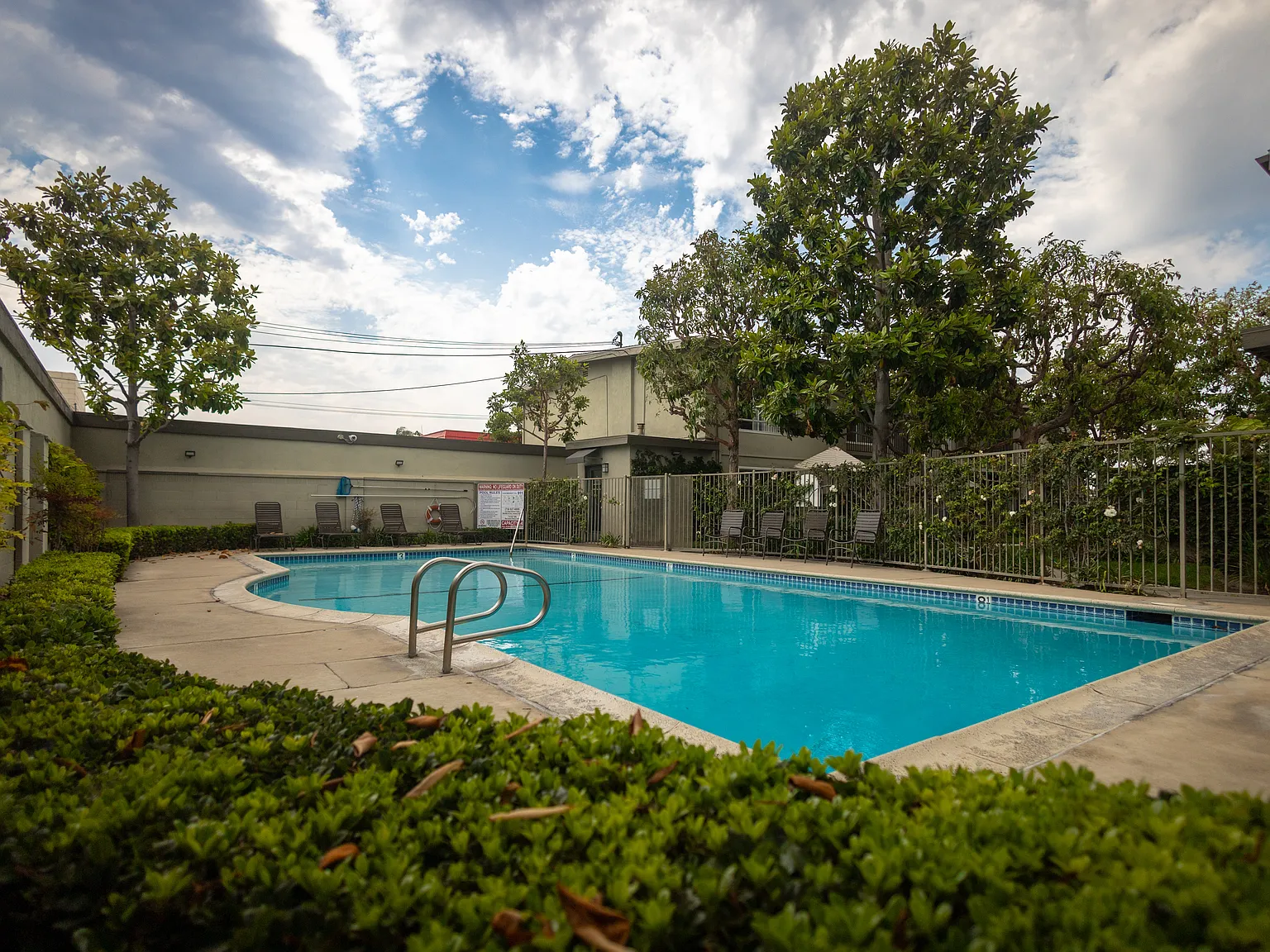 Cris Village Apartments — Photo 1