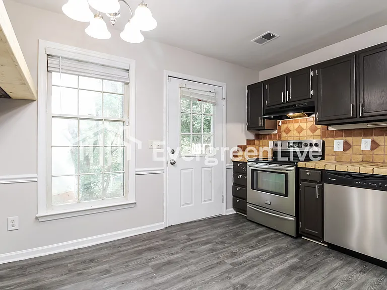 102 Devonwood Ct — Photo 6