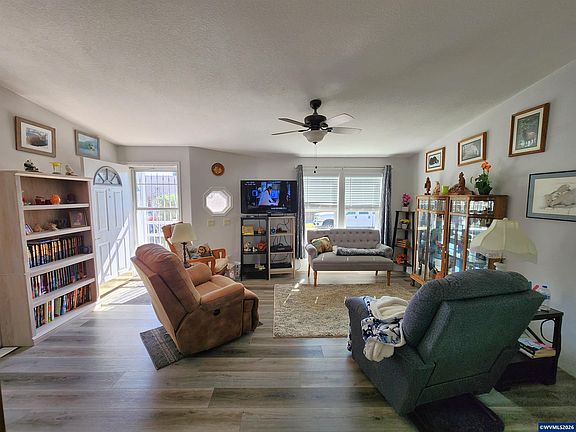 5th image of 3025 Hollyridge Loop NE