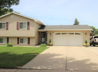302 21st Ave NE, Aberdeen, SD 57401