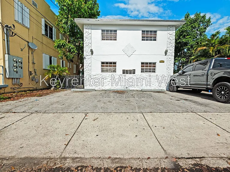 219 NW 10th Ave #2 — Photo 3