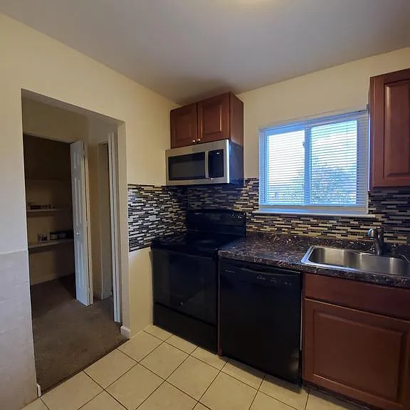 1124 Kaye Ct — Photo 5