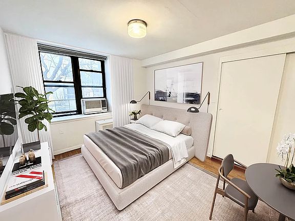 3rd image of 135 Charles St