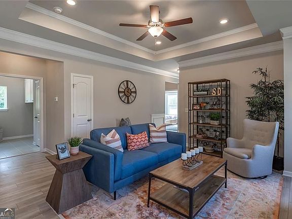 3rd image of 157 Red Oak Ln