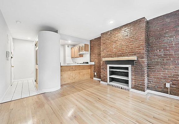 2nd image of 506 E 6th St APT 5