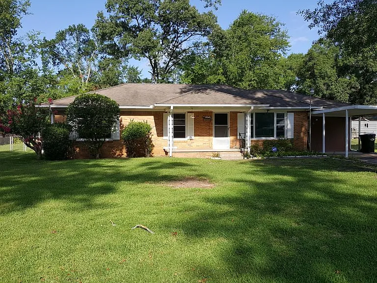 1105 Willow Springs Dr — Photo 1
