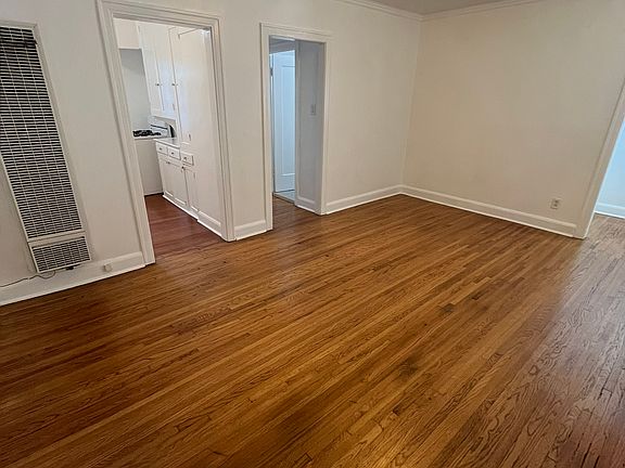 4th image of 821 N Oxford Ave