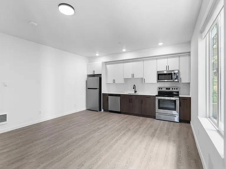 **4 Weeks Free Rent Upon Move In** | New Construction - Minutes From Downtown Pdx — Photo 28