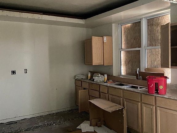 4th image of 3829 E Alder St