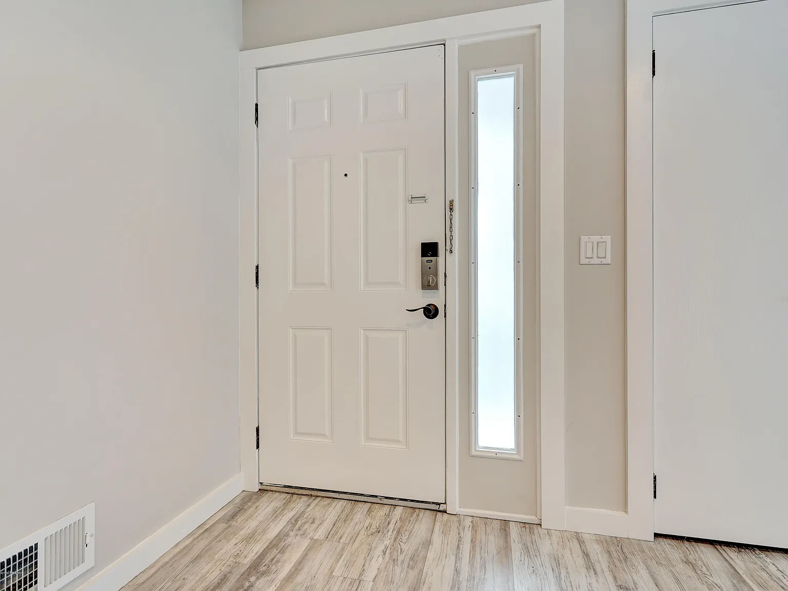 2 bed, 890 sqft, $2,000 — Photo 3