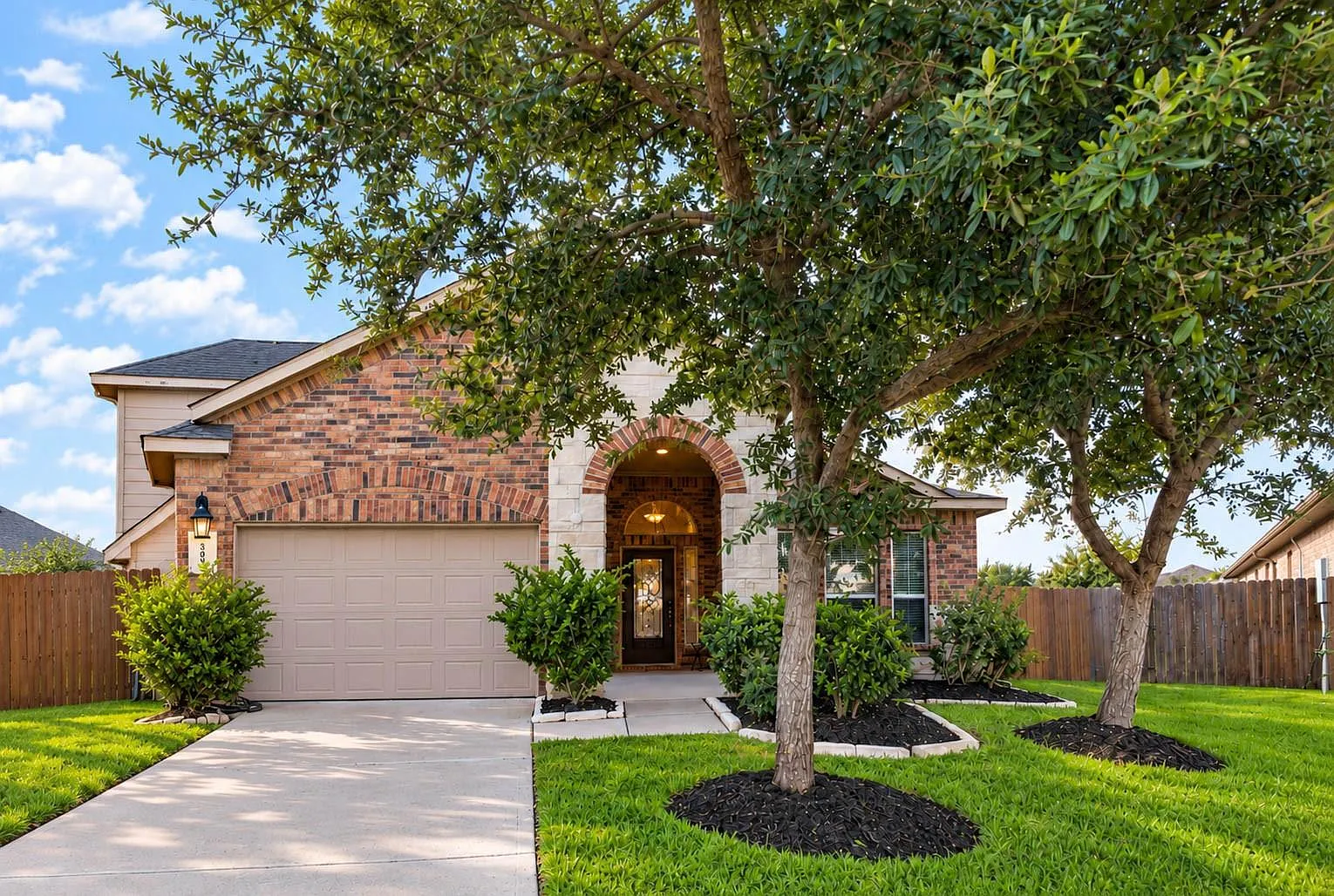 4 bed, 3.5 bath, 2570 sqft, $2,800 — Photo 2