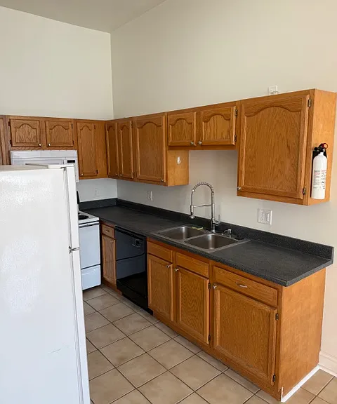 548 E Hall St #A — Photo 11