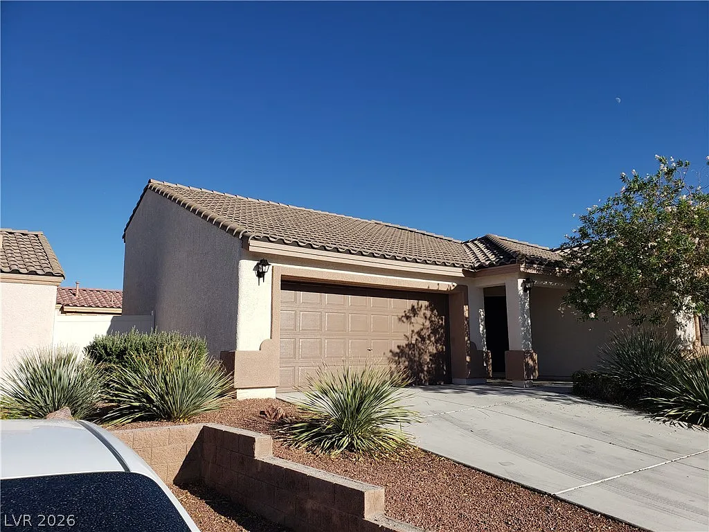 3 bed, 2.0 bath, 1235 sqft, $1,900 — Photo 3
