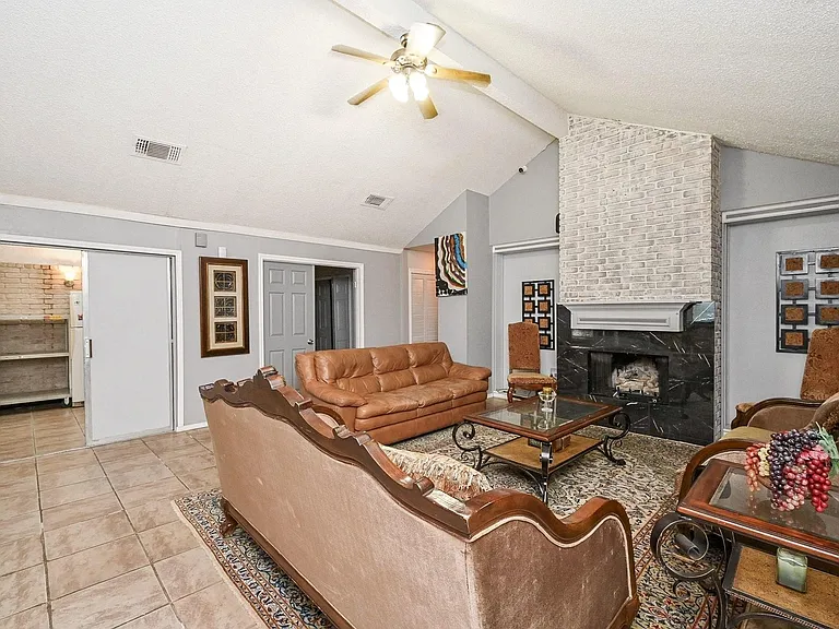 13102 Richmond Ave — Photo 8