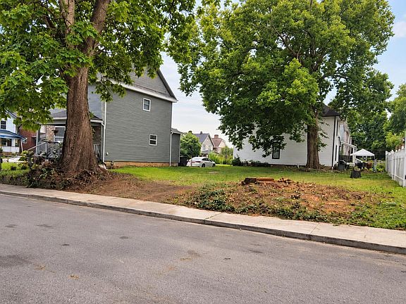 3rd image of 1525 E Fulton St