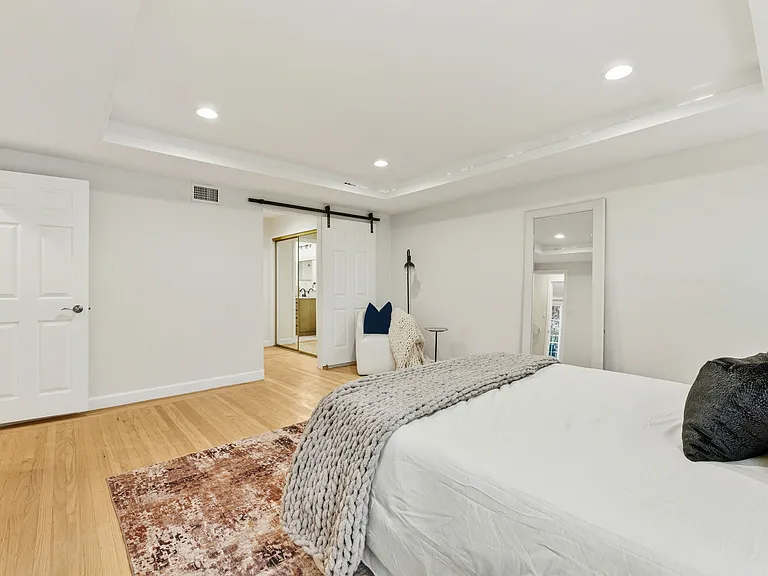 866 Alma Pl — Photo 9