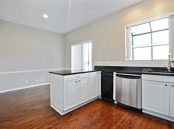 5th image of 2501 N Wayne Ave APT 16