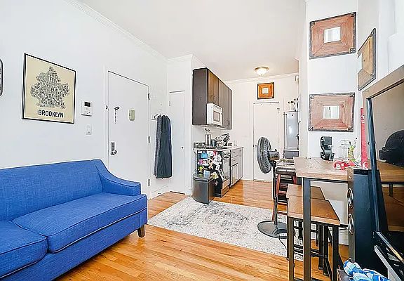 3rd image of 118 E 4th St APT 19