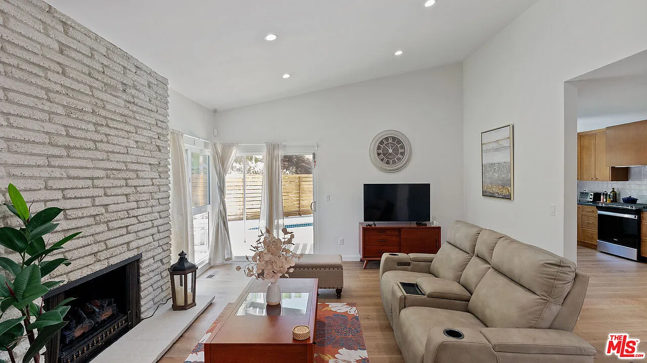 3 bed, 2.0 bath, 1434 sqft, $5,895 — Photo 4