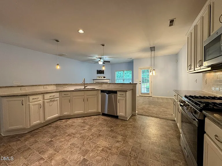 202 Cypress Hill Ln — Photo 5