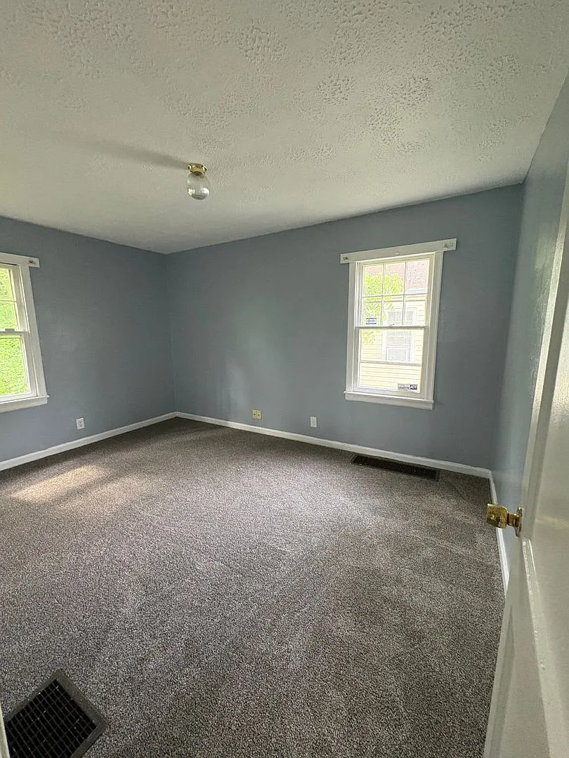 2 Bedroom Home in Dayton — Photo 4