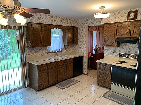 3rd image of 9048 Oakwood Dr