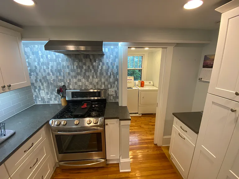 520 King George Ave SW — Photo 4