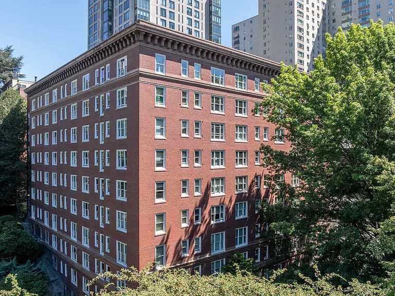 Cambridge Apartments — Photo 21