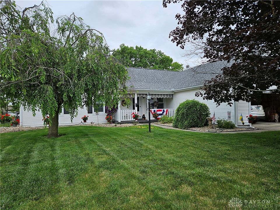 1st image of 695 Wisteria Dr