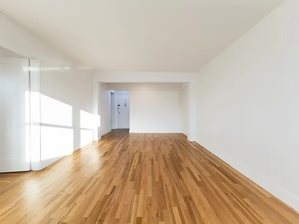 525 Ocean Parkway image 5 of 19