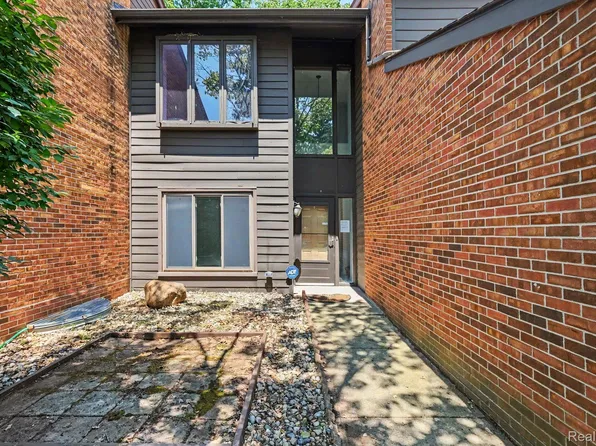 2056 Walden Ct, Flint, MI 48532