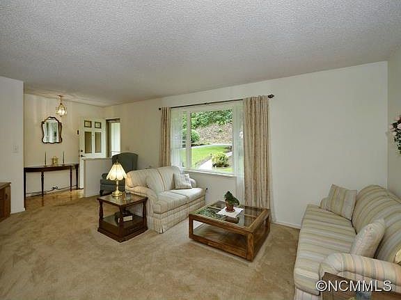 3rd image of 500 Oakwilde Dr