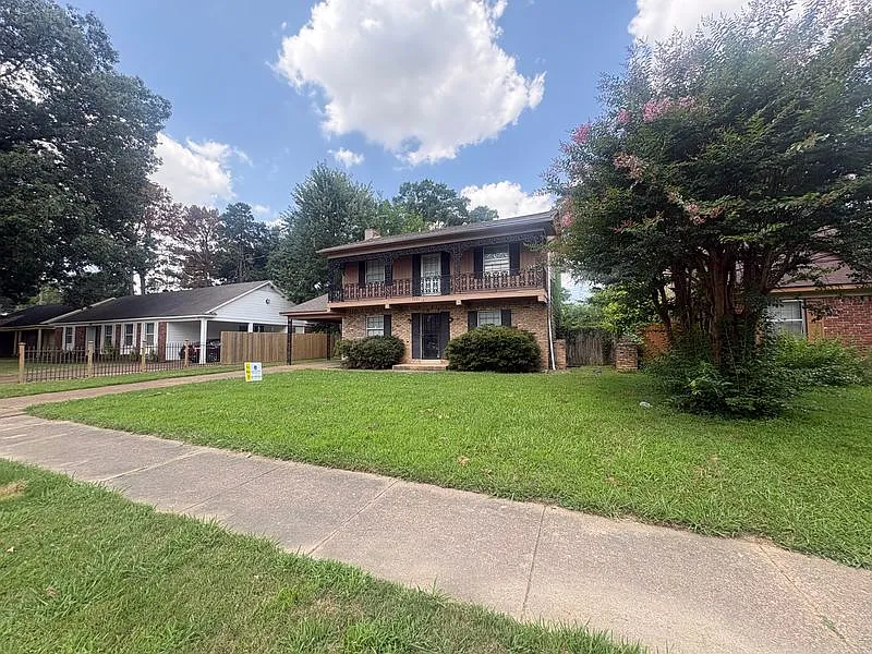 Spacious 4-Bedroom Home with Balcony, Family Den & Fenced Backyard — Photo 2