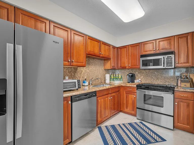 Royal Palm Apartments — Photo 12