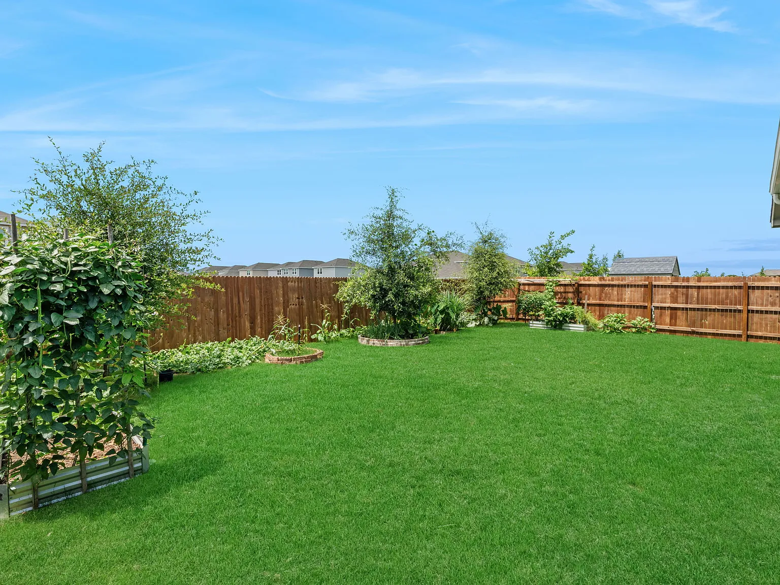 5 bed, 3420 sqft, $2,700 — Photo 3