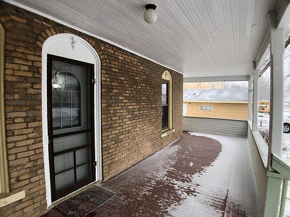 2nd image of 402 2nd Ave NE APT 3