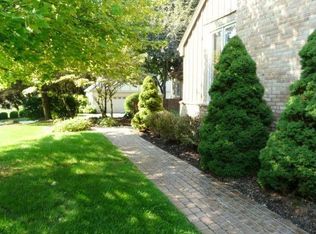 4875 Deepwood Dr, Troy, MI