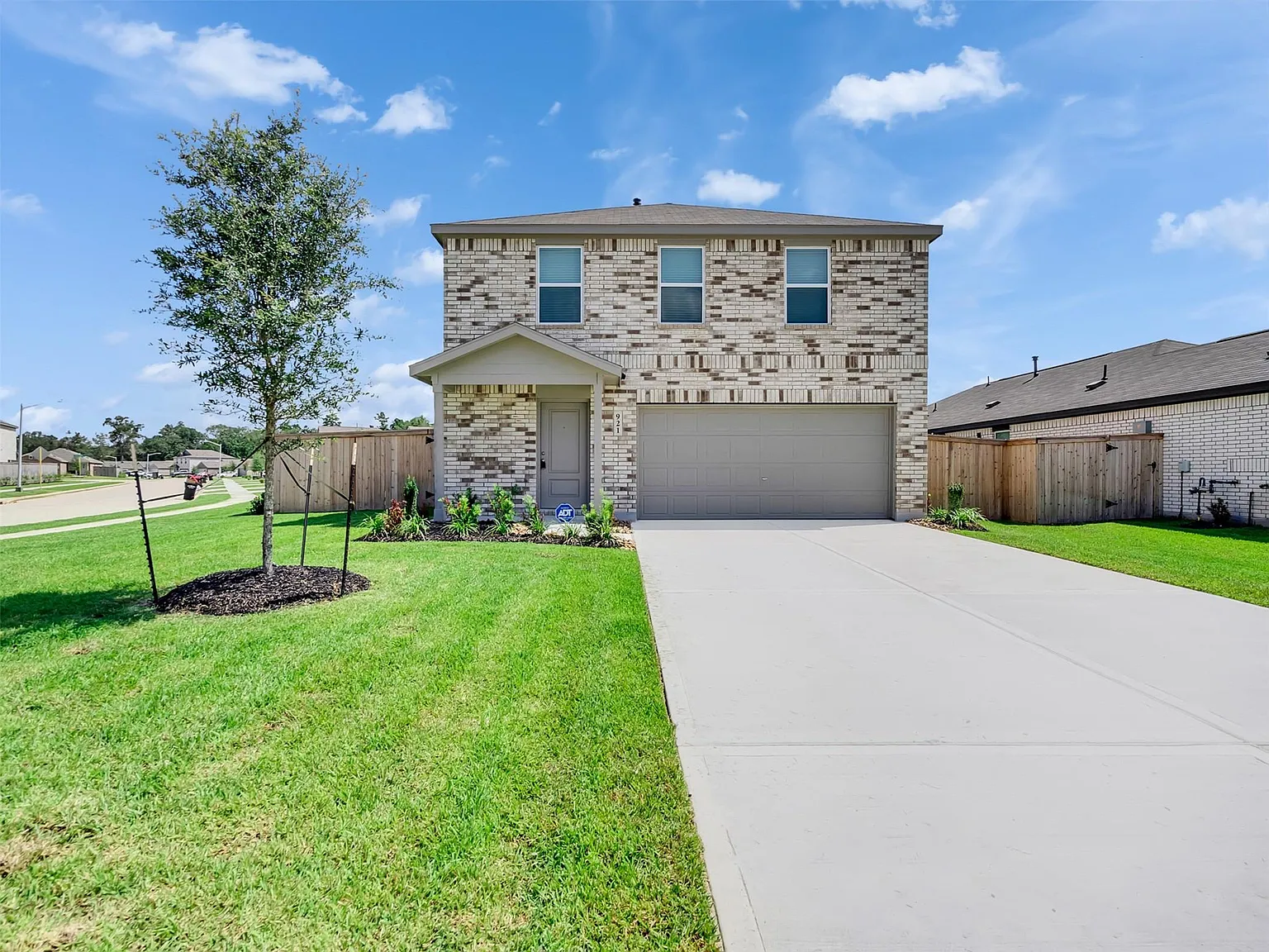 4 bed, 2.5 bath, 2039 sqft, $2,000 — Photo 1