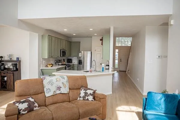 3 bed, 2.5 bath, 2751 sqft, $3,100 — Photo 4