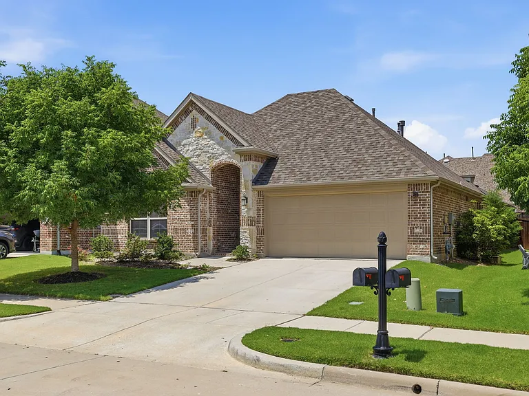 3523 Charleston Dr — Photo 1