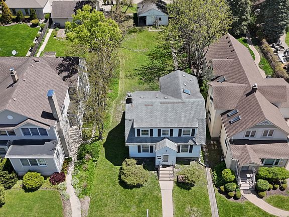 3rd image of 421 Leonard St