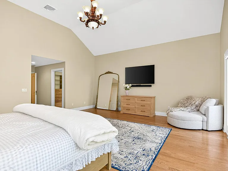 37 Squires Blvd — Photo 20
