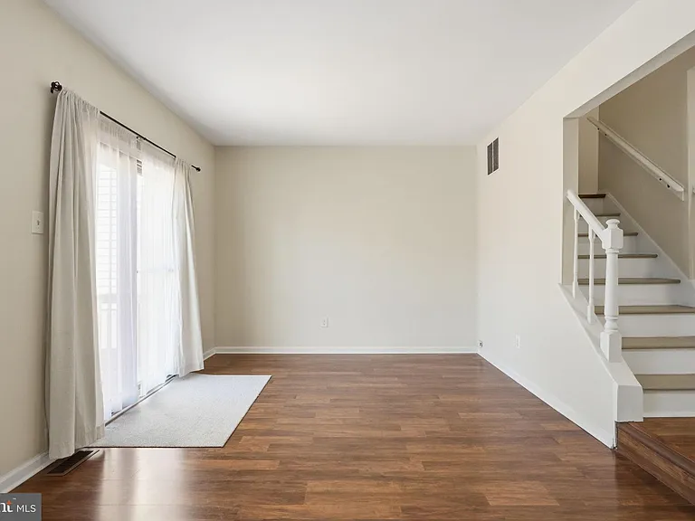 204 Livingston Ct — Photo 14