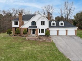 11 Field Dr, Woodbridge, CT 06525