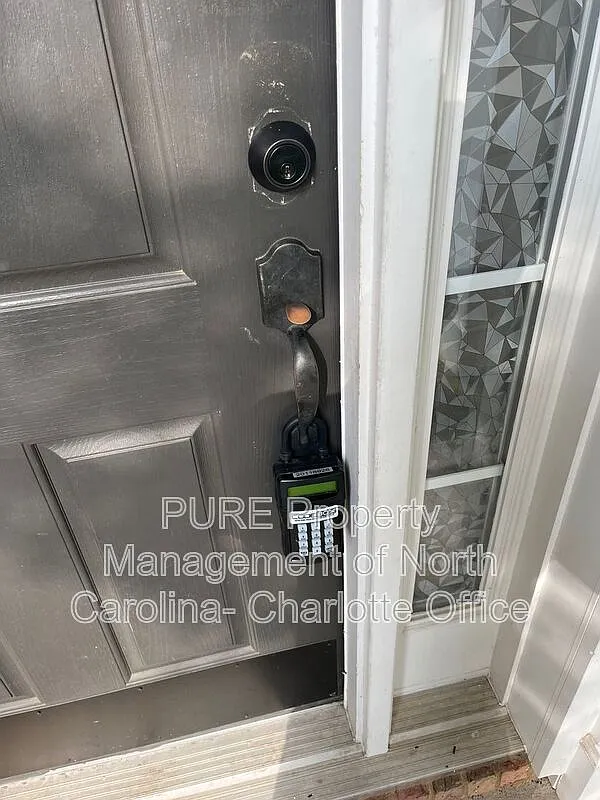 3 bed, 2.5 bath, 2390 sqft, $2,699 — Photo 4