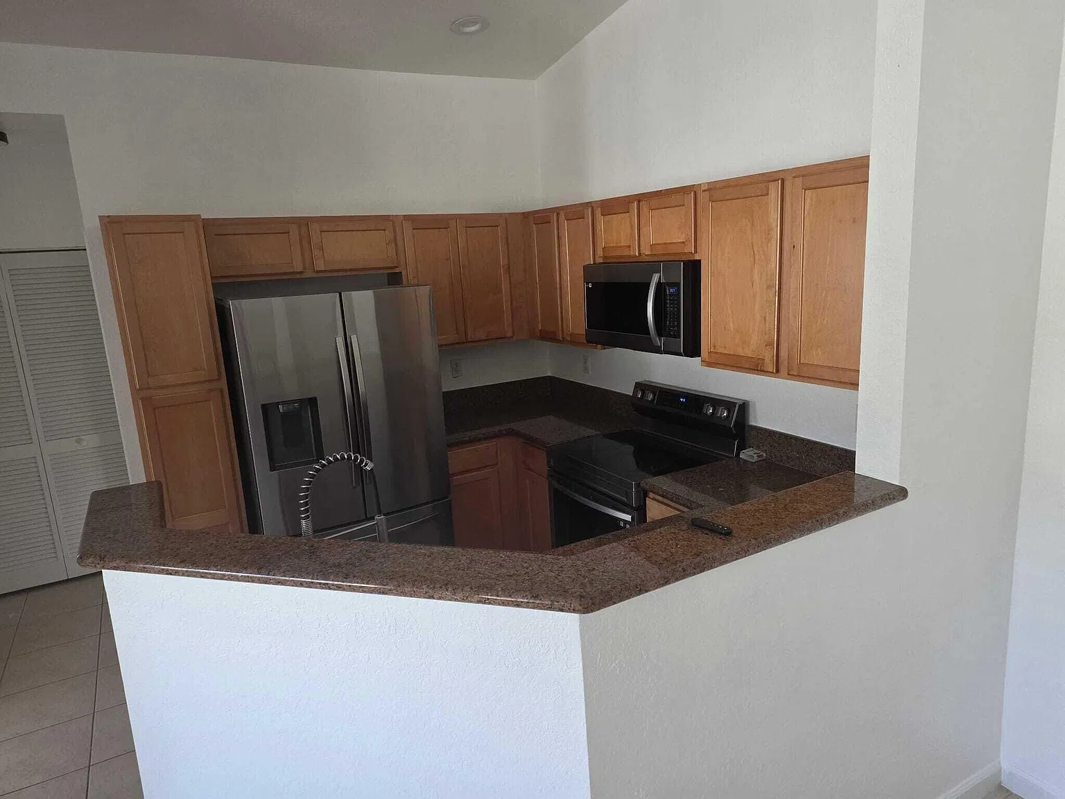 2 bed, 2.0 bath, 908 sqft, $2,399 — Photo 2